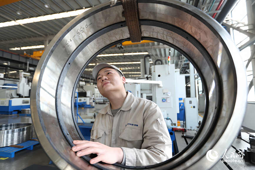 工人在車(chē)間忙碌著。人民網(wǎng)記者 霍亞平攝