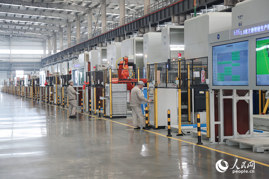 工人在車(chē)間忙碌著。人民網(wǎng)記者 霍亞平攝