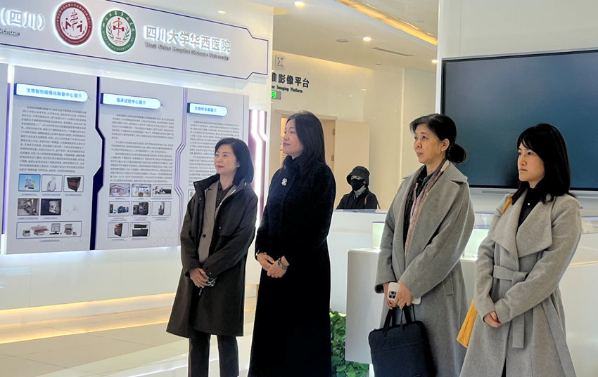 2025年12月18日，全国人大代表、九三学社四川省委会专职副主委尚丽平（左二）在四川大学华西医院调研细胞与基因治疗产业发展有关情况。受访者供图