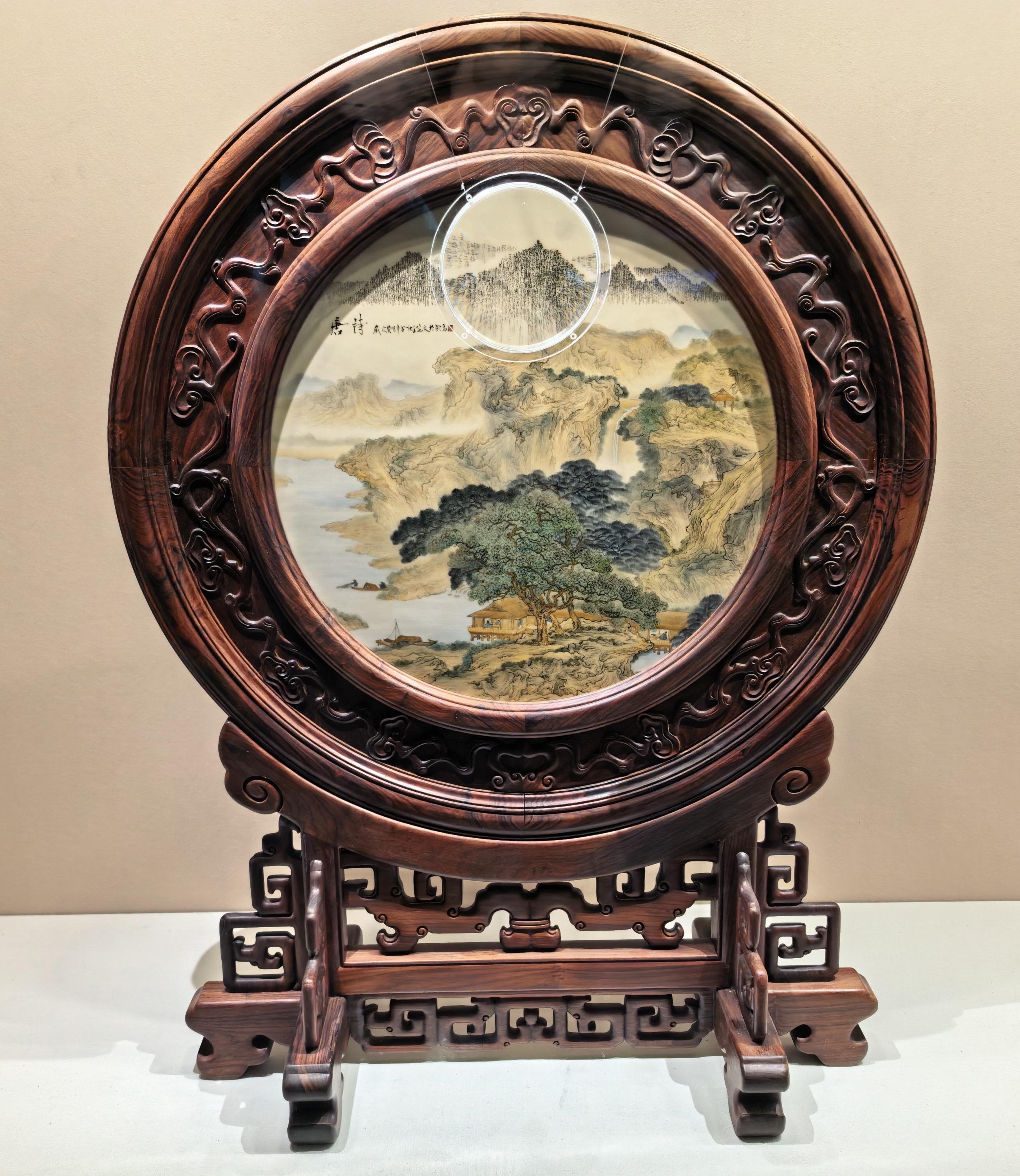 王芝文陶瓷微书作品《唐诗》——摄于广东非物质文化遗产馆