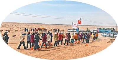 来自全国各地的年轻人相聚甘肃省民勤县，在沙漠中种下梭梭，也种下春天与希望。本报记者银燕摄