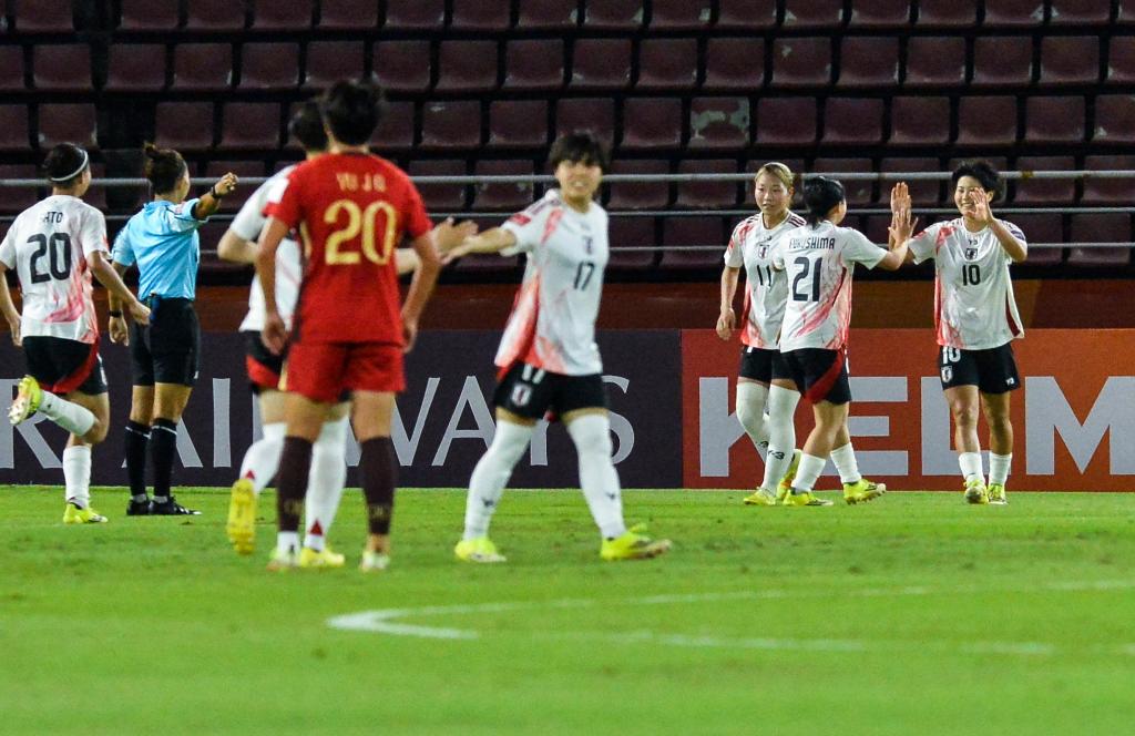 4月15日，日本队球员庆祝进球。新华社发（拉亨 摄）