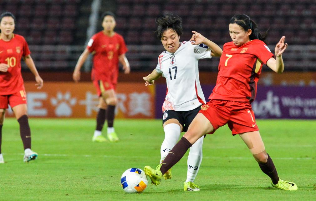 4月15日，中国队球员周欣怡（右）与日本队球员本田悠良拼抢。新华社发（拉亨 摄）