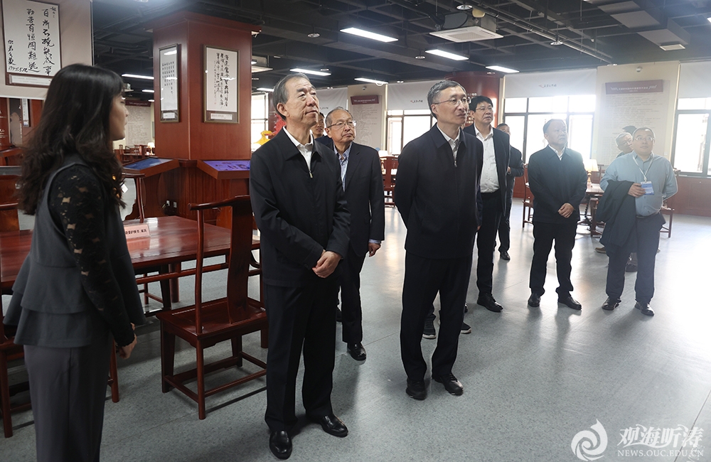 李明、张峻峰与来访嘉宾及参赛师生参观校史馆、海洋科技展厅等 李明、张峻峰与来访嘉宾及参赛师生参观校史馆、海洋科技展厅等