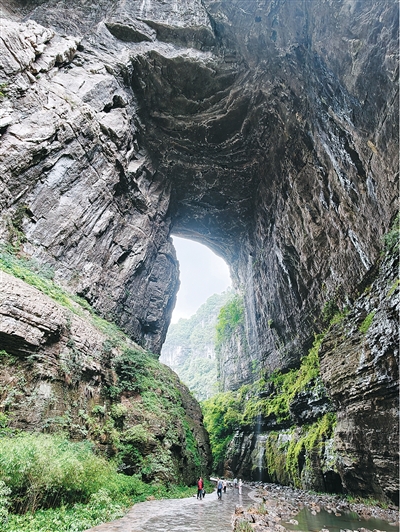 图为重庆市武隆区“天生三桥”之一的天龙桥。