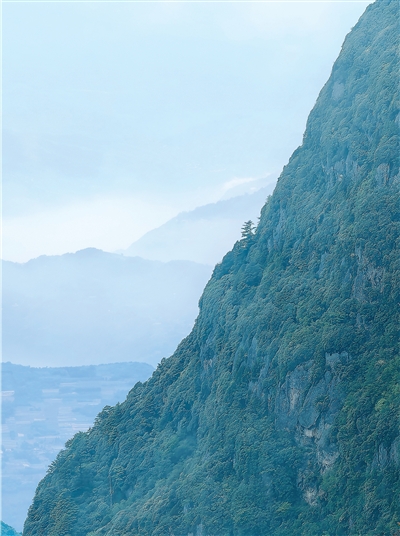 图为四川省峨眉山的雄壮景观。