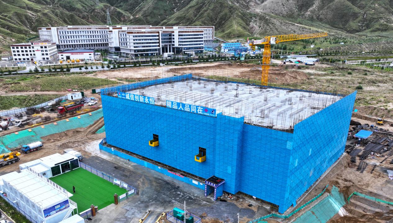 中铁十六局承建的“东数西算”拉萨第二通信枢纽楼主体成功封顶