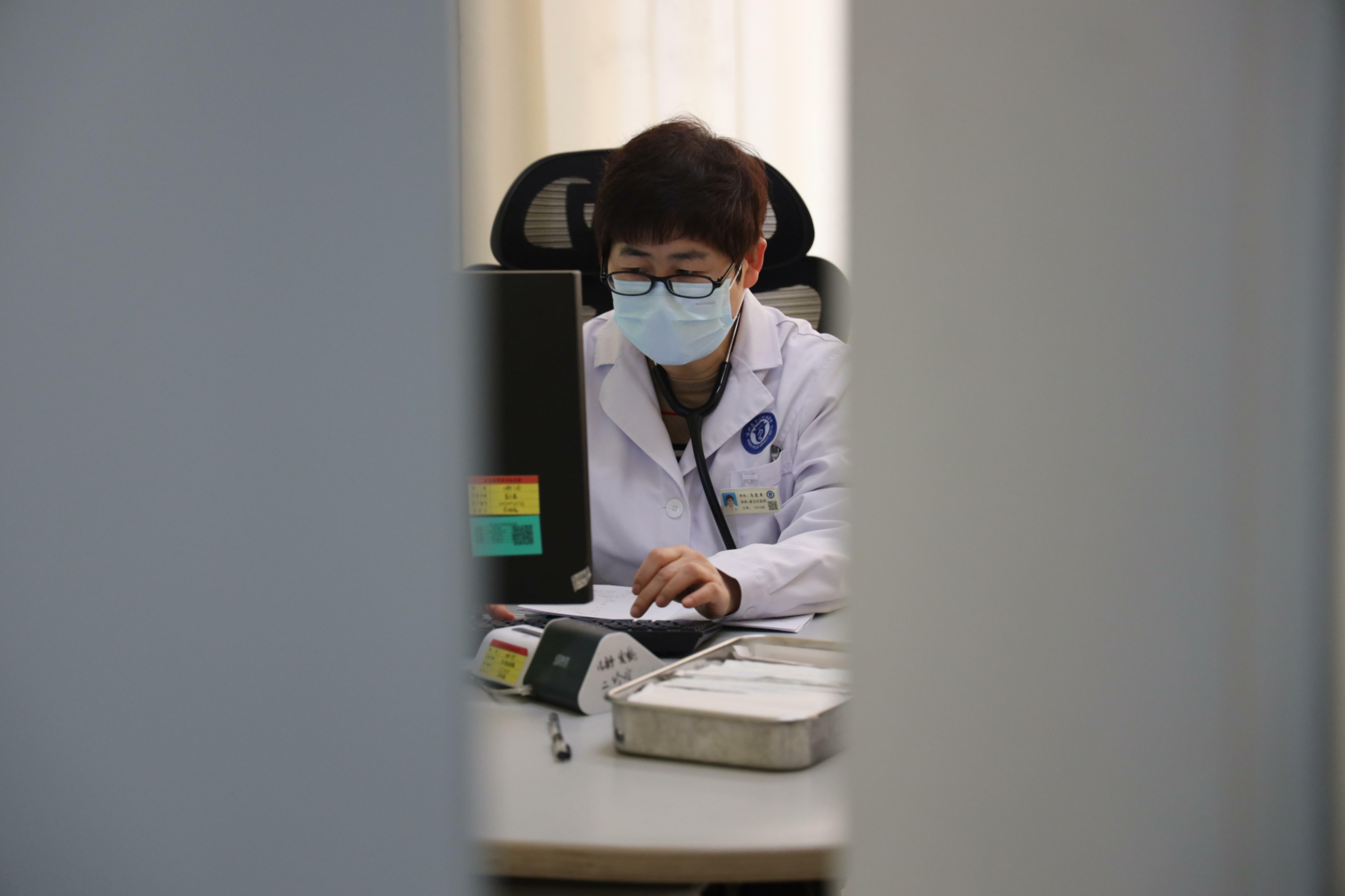 马莲美正在给病号开医嘱"有一次逛商场,有个小孩一直跟着我,我走到哪