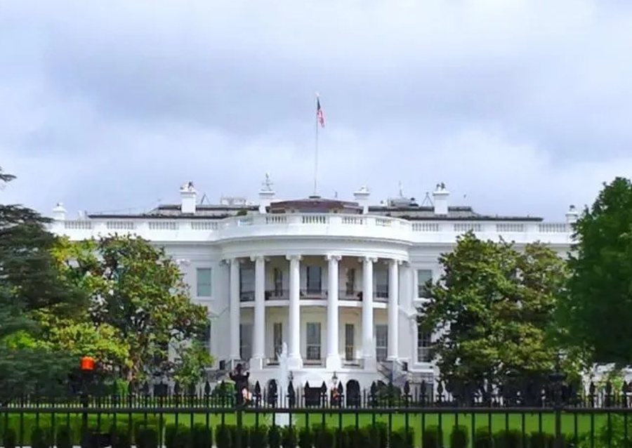 美国总统拜登签署12万亿美元的拨款法案以避免政府部分停摆