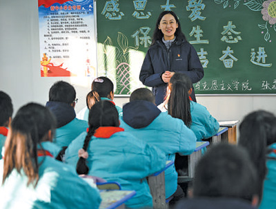 青海省民和回族土族自治县官亭镇中心学校学生在上思政课.