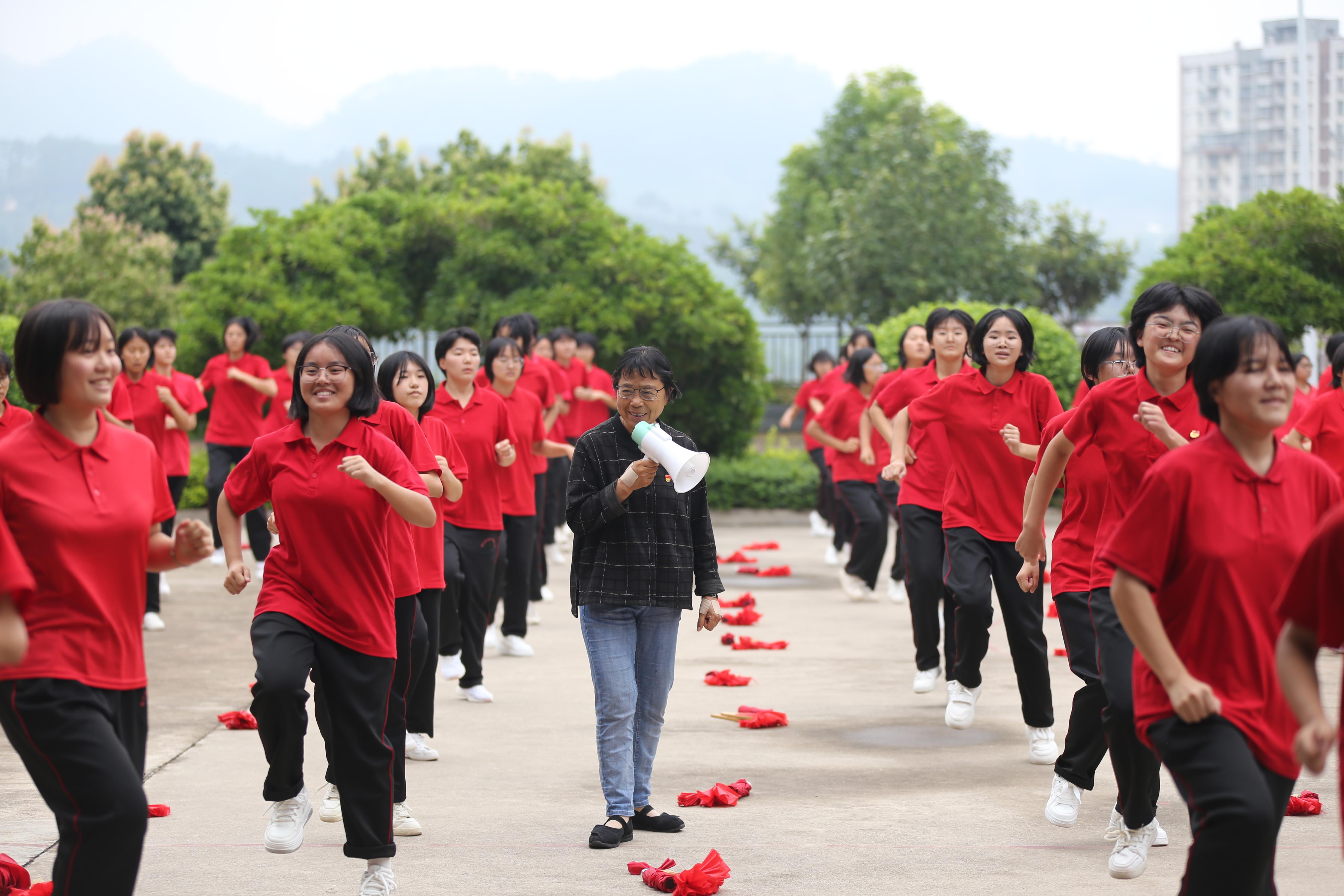 人民网+